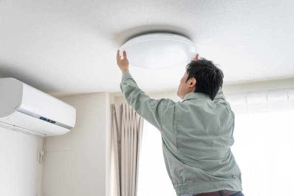 工事が必要な場合も！蛍光灯からLEDに取り換える方法とは？
